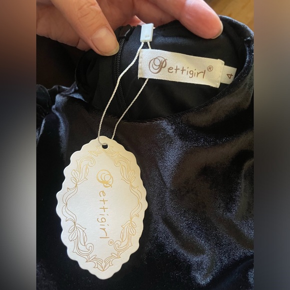 Velvet and silky. New, only worn once. Fits a 4 or 5T - Picture 2 of 7